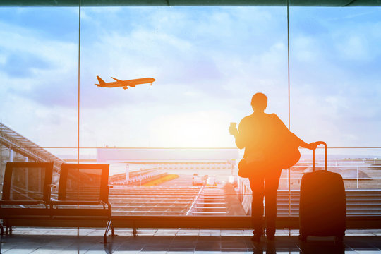 空港で旅の出発を待つ人のイメージ