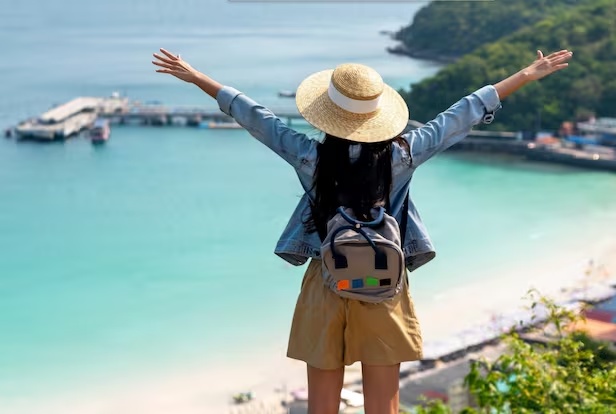 海辺で両手を広げる旅人のイメージ