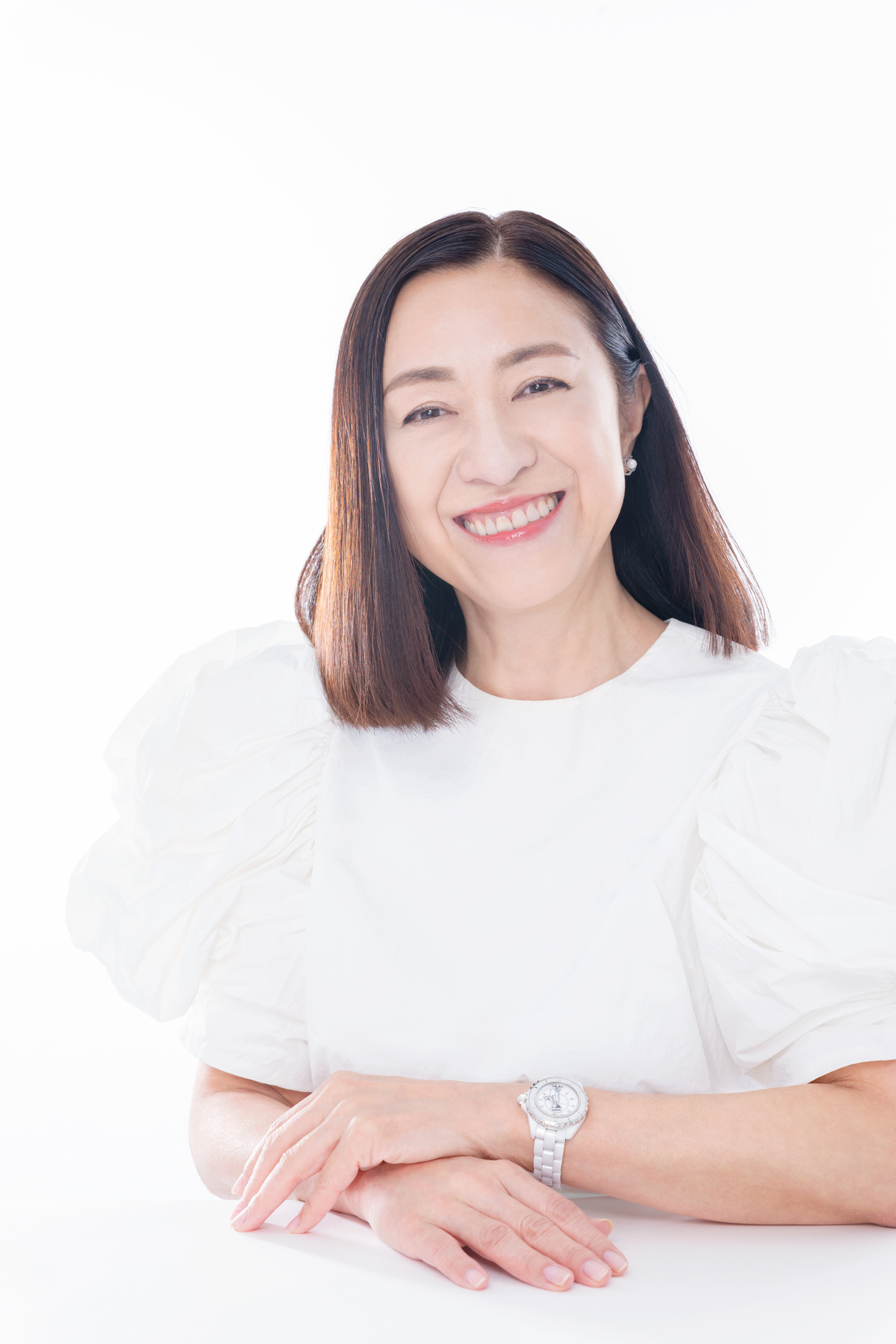 白いブラウスで微笑む水月杏南