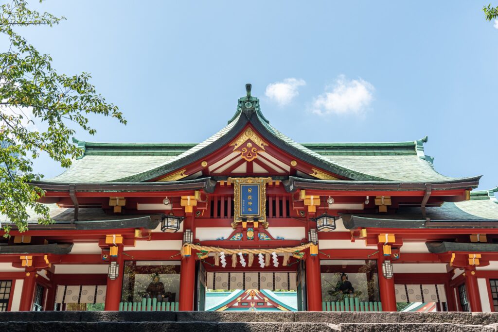 青空の下の日枝神社