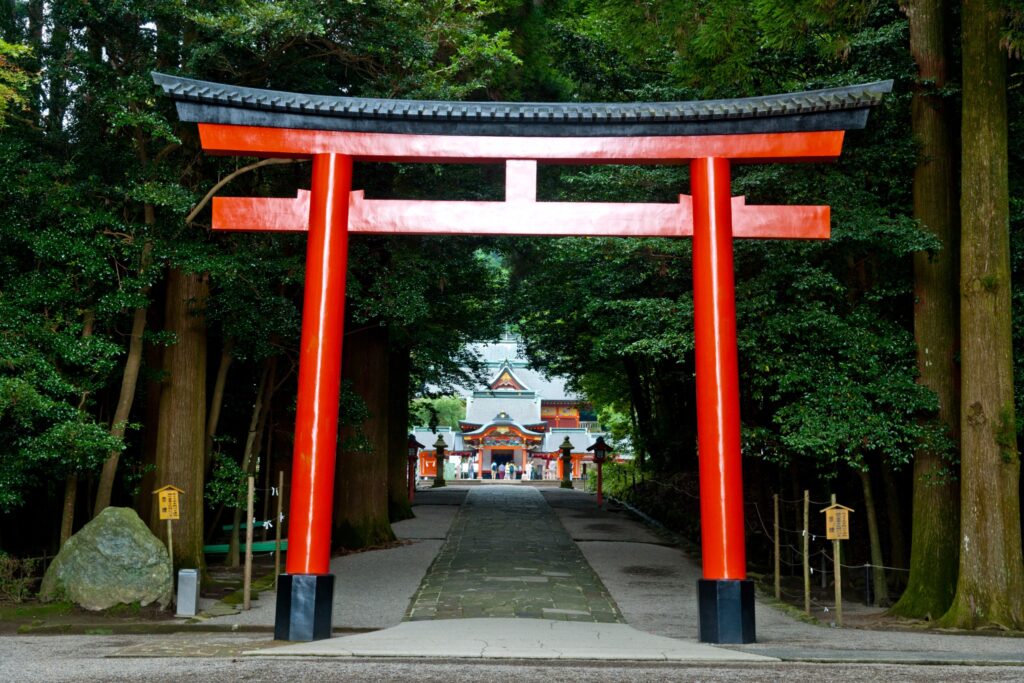 緑に囲まれた霧島神宮の鳥居